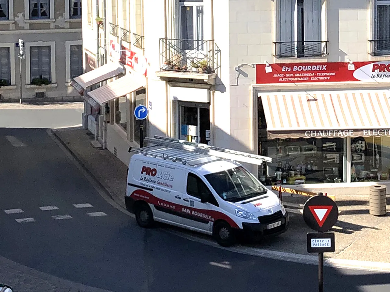 Devanture du magasin Ets Bourdeix PRO&Cie a Valencay, enseigne rouge et vitrines d'electromenager