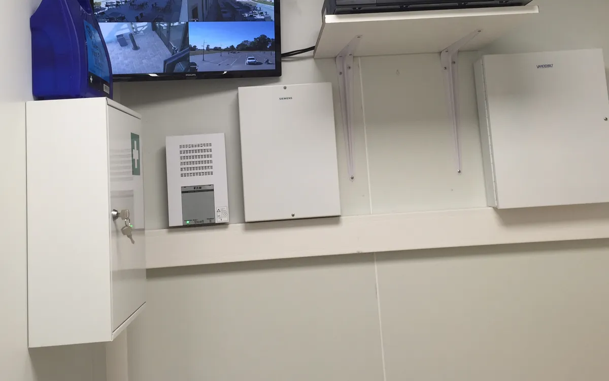 Local technique de securite : ecran de videosurveillance a quatre flux, enregistreur reseau et centrale d'alarme